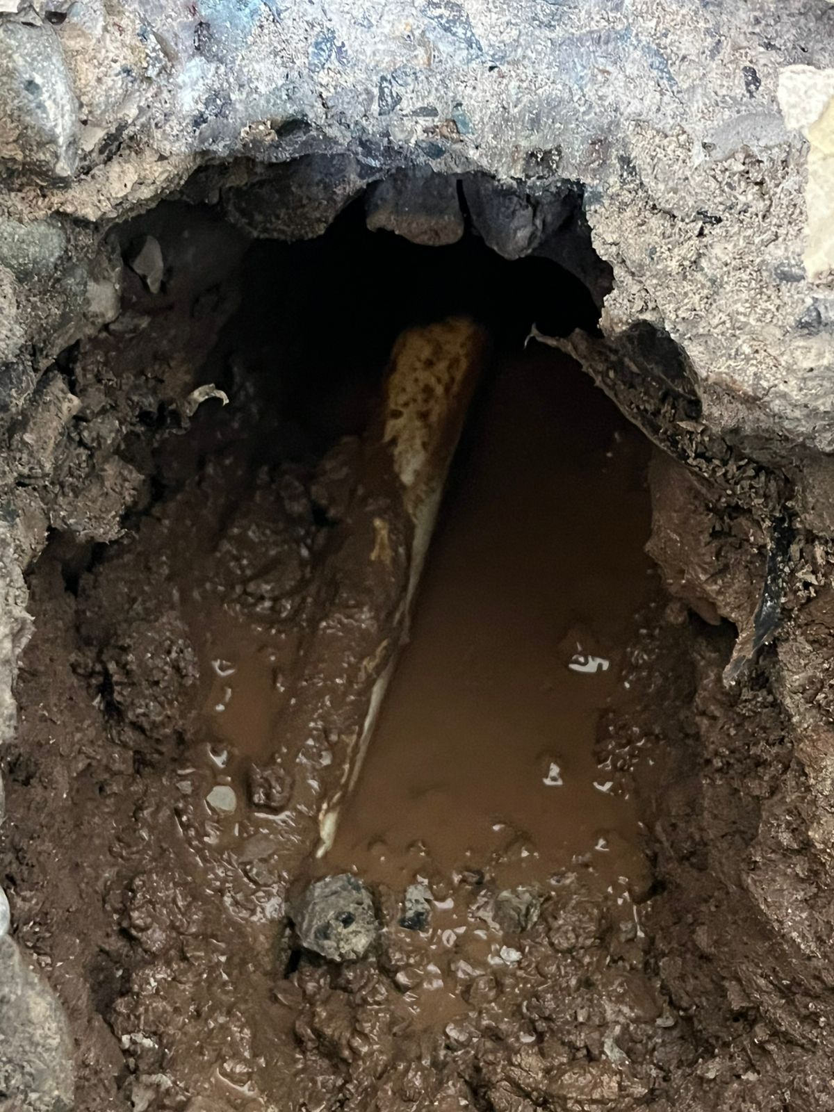 Excavación para detectar fuga de agua